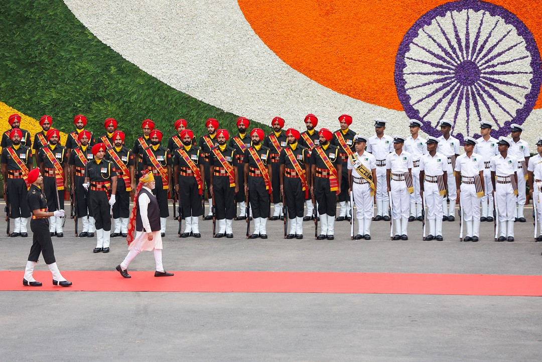 އިންޑިއާގެ މިނިވަން ދުވަސް ފާހަގަކުރުމަށް ރެޑް ފޯރޓްގައި ކުރިއަށްގެންދިޔަ ޚާއްސަ ހަފުލާގެ ތެރެއިން - ފޮޓޯ: ރޮއިޓަރސް 