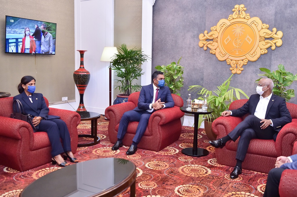 އދ.ގެ ޢާންމު މަޖިލީހުގެ 76 ވަނަ ސެޝަނުގައި ބައިވެރިވެވަޑައިގެންނެވުމަށް އެމެރިކާގެ ނިއުޔޯކަށް ފުރާވަޑައިގެންނެވުމަށް އެއަރޕޯޓްގައި، އެމަނިކުފާނުގެ އަރިހުގައި ނައިބު ރައީސް ފައިސަލް ނަސީމް އަދި މެޑަމް ފަޒްނާ އަހުމަދު - ފޮޓޯ: ރައީސް އޮފީސް