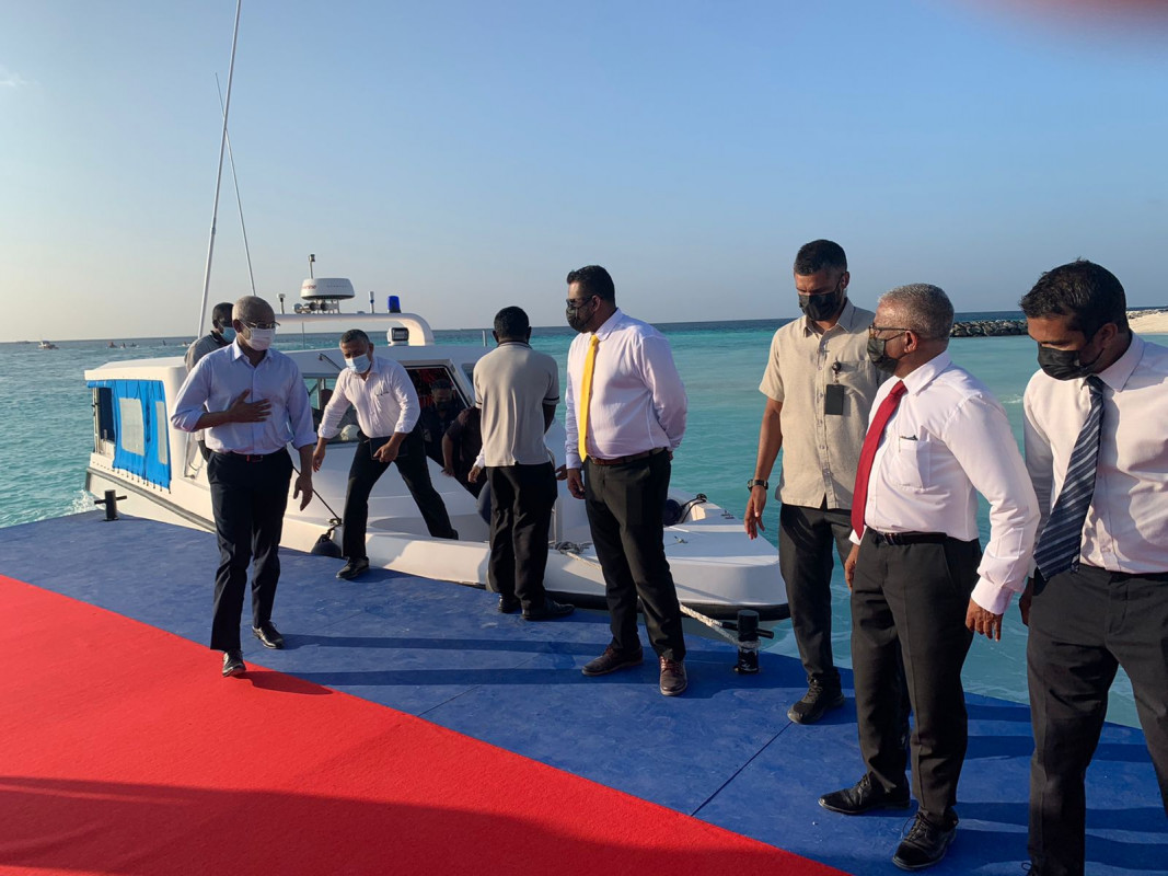 މާފުށީގައި ސަރުކާރުން ހިއްކި ބިން އެ ރަށު ކައުންސިލާ ހަވާލުކުރުމަށް ބޭއްވި ރަސްމިއްޔާތުގެ ތެރެއިން - ފޮޓޯ: ރާއްޖެ އެމްވީ