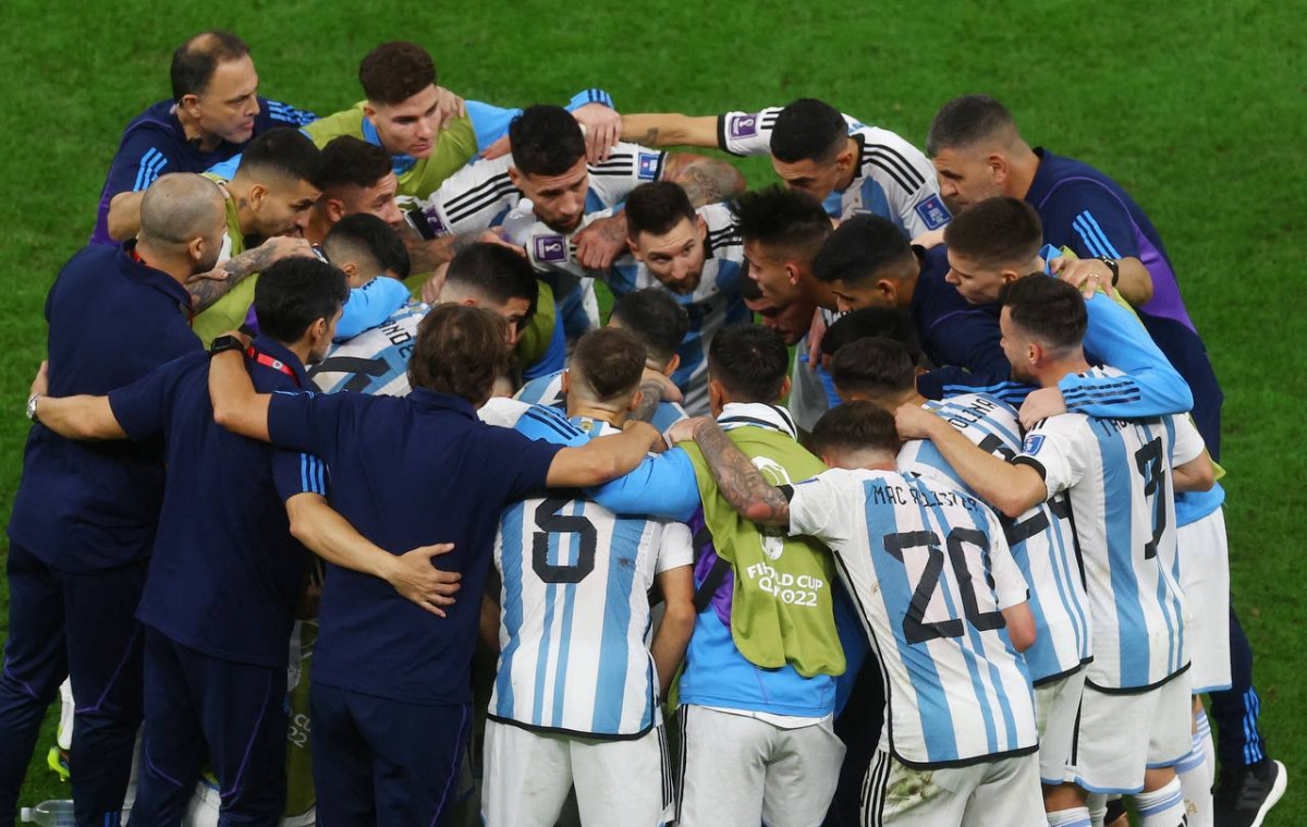 އާޖެންޓީނާ އަދި ނެދަލެންޑްސް ކުޅުނު މެޗުގެ ތެރެއިން - ފޮޓޯ: ރޮއިޓާސް