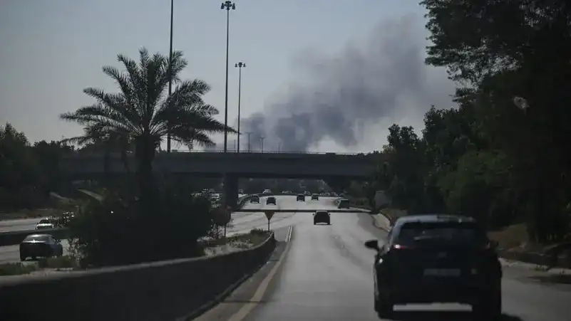 އީރާން އިން ކުވެއިތު ސިޓީ އަށް ދީފައިވާ ކަމަށް ބުނާ ހަމަލާއަކާ ގުޅިގެން އެ ސިޓީގެ މަގުތަކުން ދުން އަރަމުންދާއިރު، އުޅަނދު ފަހަރު ދަތުރު ކުރަނީ.