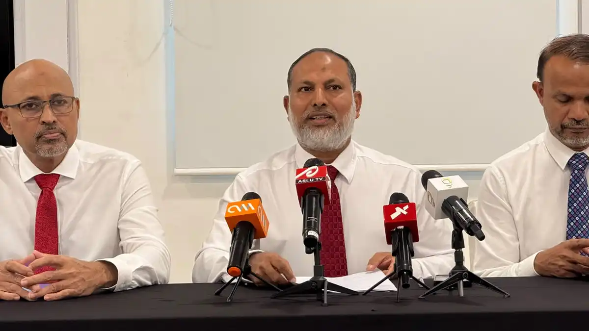 ރަސްމާލެއިން ބޮޑު ބައެއް އީގަލް ހިލްސް ކުންފުންޏަށް ދާއިމީކޮށްދޭ ކަމަށް ބުނެ އުފެދިފައިވާ ކަންބޮޑުވުންތަކާ ގުޅިގެން އަންގާރަ ދުވަހު ބޭއްވި ނޫސްވެރިންގެ ބައްދަލުވުމުގައި ކުރީގެ ހޯމް މިނިސްޓަރު ޝެއިޚް އިމްރާން އަބްދުﷲ ވާހަކަ ދައްކަވަނީ