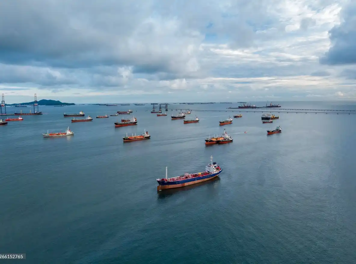 މެދުއިރުމަތީގައި ހިނގަމުންދާ ހަނގުރާމައިގެ ސަބަބުން ހޮރްމޫޒް ކަނޑުއޮޅި ބަންދުކުރުމާ ގުޅިގެން، ތެޔޮ އުފުލާ ބޯޓުފަހަރާއި ގޭސް އުފުލާ ބޯޓުފަހަރުގެ ދަތުރުތަކަށް ހުރަސްއެޅި، މުޅި ދުނިޔެއަށް ހަކަތައިގެ ބޮޑު ދަތިކަމެއް ވަނީ ކުރިމަތިވެފައި.