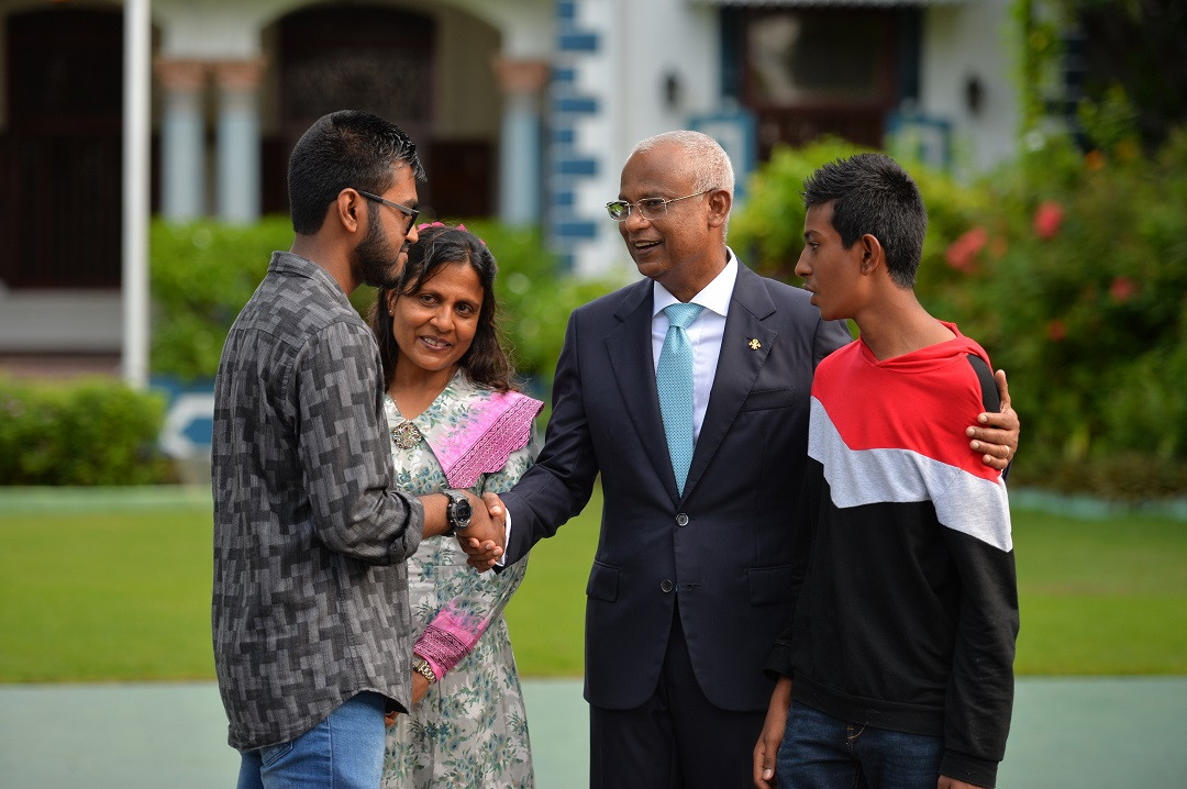 މިނިވަން ދުވަހު ރައީސްގެ ދެކަނބަލުން އާންމުންނާ ބައްދަލުކުރައްވަނީ - ފޮޓޯ: ރައީސް އޮފީސް