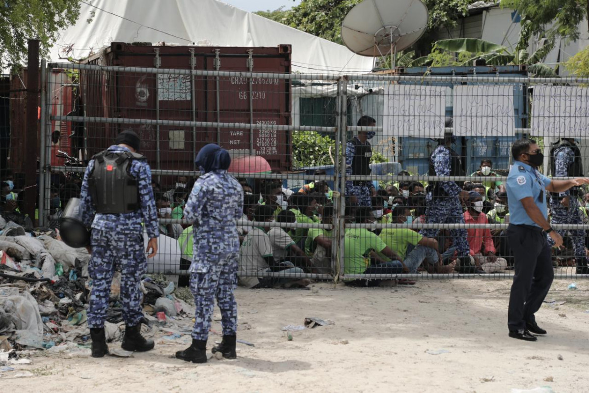 ސިފައިންނާއި ފުލުހުންނަށް ޚާއްސަ ކޮށްގެން ހުޅުމާލޭގައި ހަދަމުންދާ އިމާރާތުގެ މަސައްކަތް ކުރަމުންދާ ތައިލެންޑުގެ އައިލެންޑް އެކްސްޕާޓުގެ ބިދޭސީންނަށް މުސާރަ ނުދޭކަމަށް ބުނެ، 13 ޖުލައި 2020 ގައި ކުރި މުޒާހަރާގެ ތެރެއިން - ހަމަނުޖެހުން ހިންގި ބިދޭސީން ލޭބާ ކުއާޓާޒްގެ ކޮރިޑޯގެ ތެރޭގައި އިށީނދެގެން - ފޮޓޯ: ރާއްޖެއެމްވީ