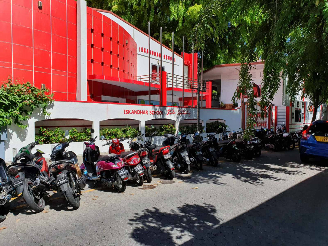 އިސްކަންދަރު ސްކޫލު ބޭރު ސަރަހައްދުގައި ސައިކަލްތައް ޕާކުކޮށްފައި