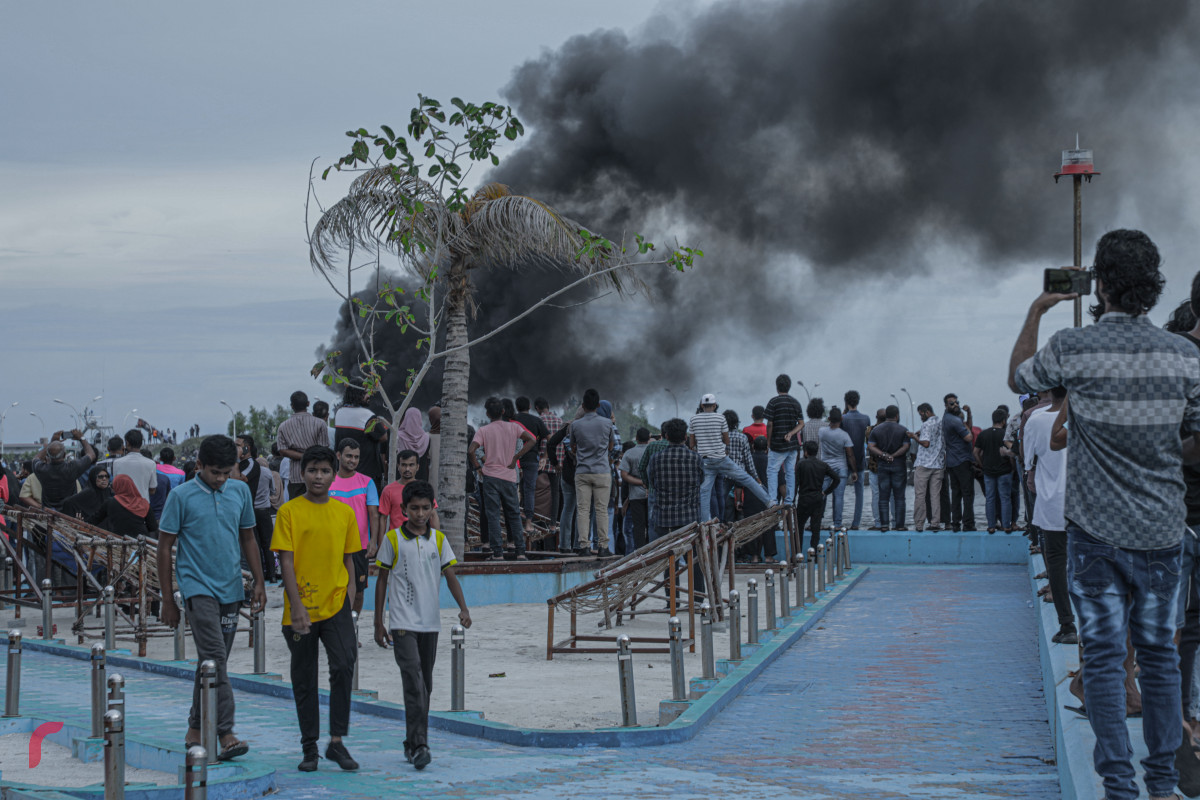 ޓީޖެޓީ ސަރަހައްދުގައި އޮތް ތެޔޮ ބައުޒަރެއްގައި ރޯވި އަލިފާންގަނޑު ނިއްވާލުން - މަންޒަރު ދުށް މީހެއް ރާއްޖެއެމްވީއަށް ކިޔައިދިން ގޮތުގައި އަލިފާނުގެ ހާދިސާ ހިނގާފައިވަނީ ޓީޖެޓީ ސަރަހައްދުގައި އޮތް ލޯންޗަކަށް ޕެޓްރޯލް އަޅަނިކޮށް ތެޔޮ ބައުޒަރުގެ ހޮޅީގައި ރޯވެގެން -- ފޮޓޯ: ރާއްޖެ.އެމްވީ