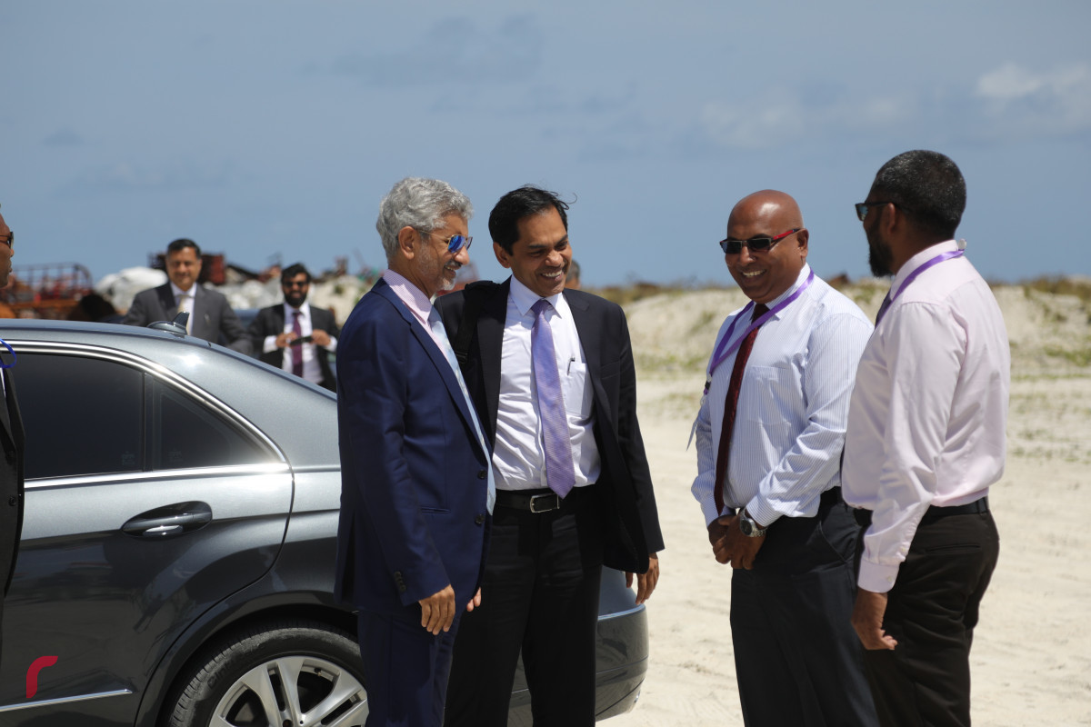 04 ސެޕްޓެމްބަރ 2019، ހުޅުމާލެ، ހުޅުމާލެ ފޭސް 2ގައި އިމާރާތްކުރަން ހަމަޖެހިފައިވާ އިންޑިއާ އެމްބަސީގެ އާ އިމާރާތުގެ ބިންގާ އެޅުމުގެ ރަސްމިއްޔާތުގެ ތެރެއިން އިންޑިއާގެ އެކްސްޓާނަލް އެފެއާޒް މިނިސްޓަރު ޑރ. ސުބްރަމާނިއަމް ޖައިޝަންކަރު އަދި އެޗްޑީސީގެ އެމްޑީ ސުހެއިލް އަހުމަދު އަދި ފޮރިން މިނިސްޓަރ އަބްދުﷲ ޝާހިދު--ފޮޓޯ: ޝުއައިބް މުހައްމަދު