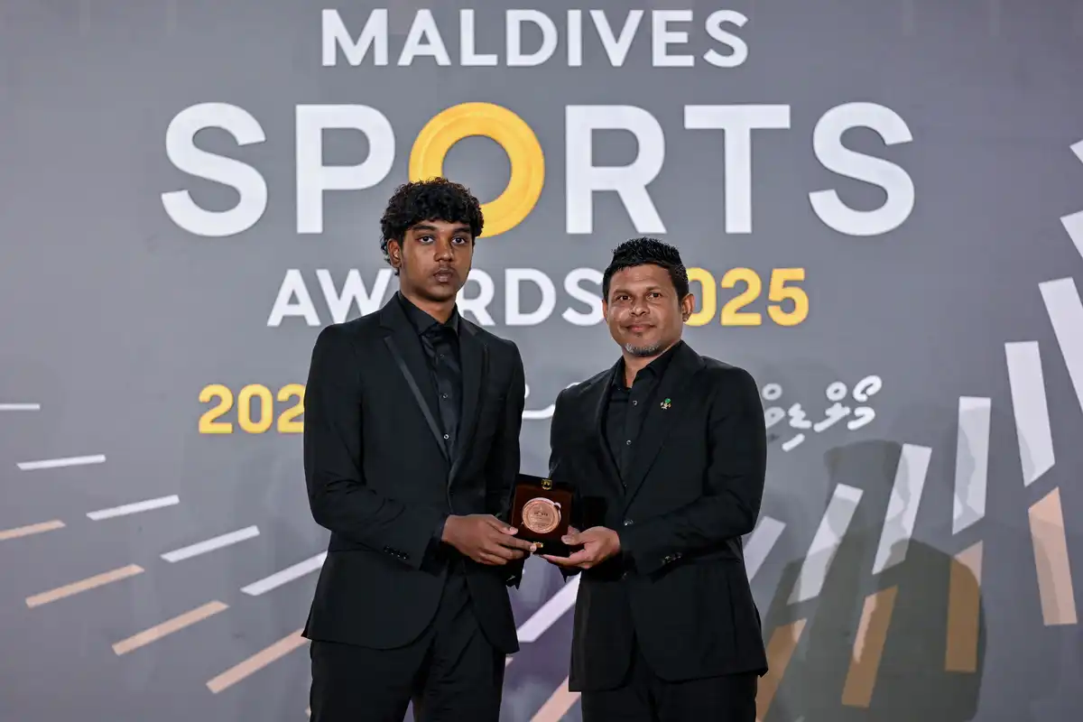 ޒުވާން ކުޅުންތެރިޔާގެ ތިން ވަނަ ރައީސް މުޢިއްޒުގެ ދަރިކަލުން އުމެއިރު އަށް، ގަދަ ތިނެއްގައި އިޔާން ނެތުމުން ސުވާލު ތަކެއް