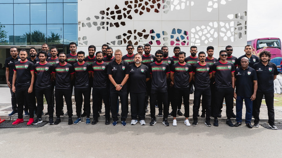 ލަންކާއަށް ފުރި ގައުމީ ޓީމުގެ ކުޅުންތެރިންނާއި އޮފިޝަލުން