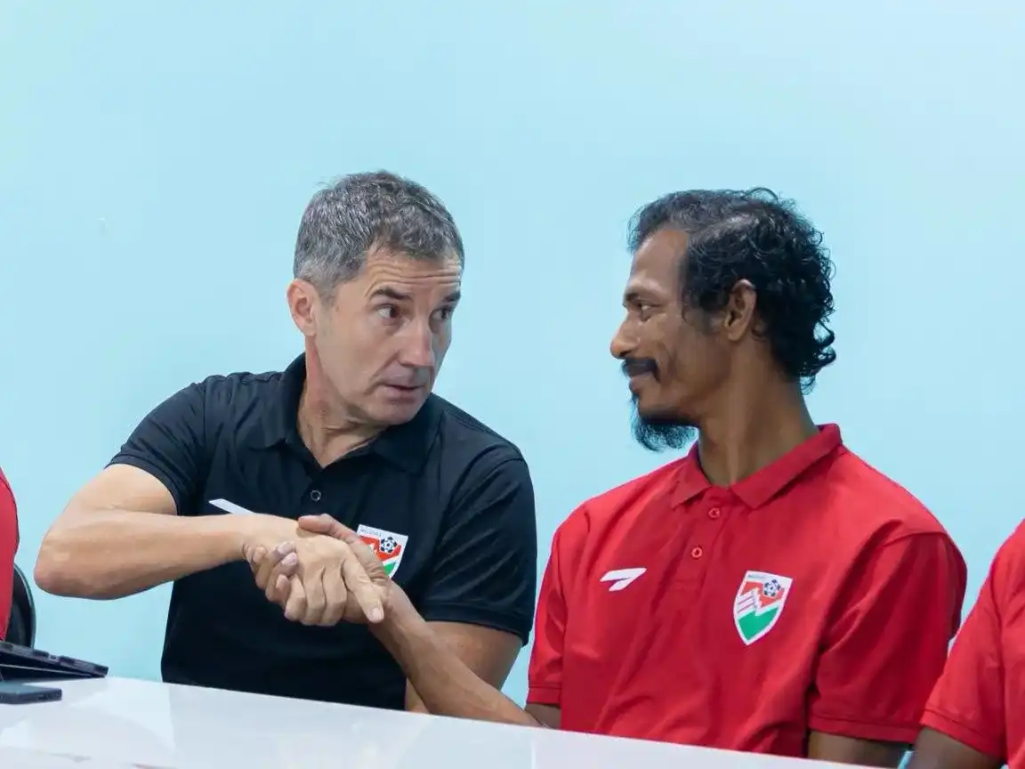 ޤައުމީ ޓީމުގެ ކޯޗު އުރުބާނީ، ޓީމުގެ ކެޕްޓަނަކަށް ހަމަޖެއްސި ސަމޫހުއާ ސަލާމް ކުރަނީ