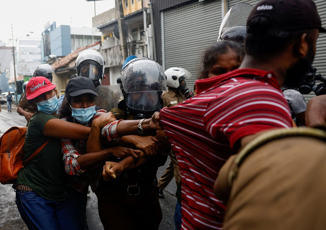 ސްރީލަންކާގައި ސަރުކާރާ ދެކޮޅަށް ކުރި މުޒާހަރާގައި ފުލުހުން ވަނީ 25 މީހުން އެސަރަހައްދުން ހައްޔަރުކޮށްފައި - ފޮޓޯ: ރޮއިޓަރސް