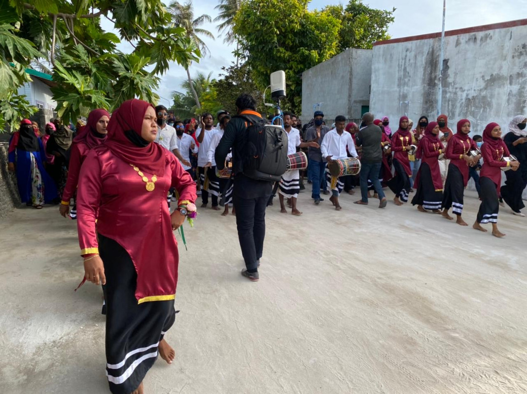 އަޟްޙާ ޢީދު 1442 - ރ. ރަސްގެތީމުގެ ކޯޑީގެ ކުޅިވަރުގެ ތެރެއިން، ކޯޑި ރުކެއްގައި އެއްސުމުން ދެން މަސައްކަތް ކުރާނީ ކޯޑި ހޯދާ ކޯޑި ކެނޑުމަށް. ކޯޑި ކަނޑާ މީހާގެ ކަރުގަ ނާށި ފައްޗާ އެކި ފާޑުގެ ހަޑިއެއްޗެހި އުގުޅުމަށްފަހު މުޅި ރަށުގައި އޭނާ ގަން ހިންގުވާނެ - ފޮޓޯ: ރާއްޖެއެމްވީ