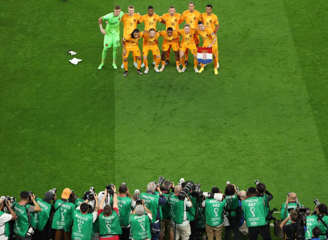 ނެދަލޭންޑްސް އަދި ސެނެގާލް ބައްދަލު ކުރި މެޗުގެ ތެރެއިން، ނެދަލޭންޑްސް ޓީމު ފޮޓޯ އަކަށް ހުއްޓިގެން: ފޮޓޯ - ރޮއިޓާސް     