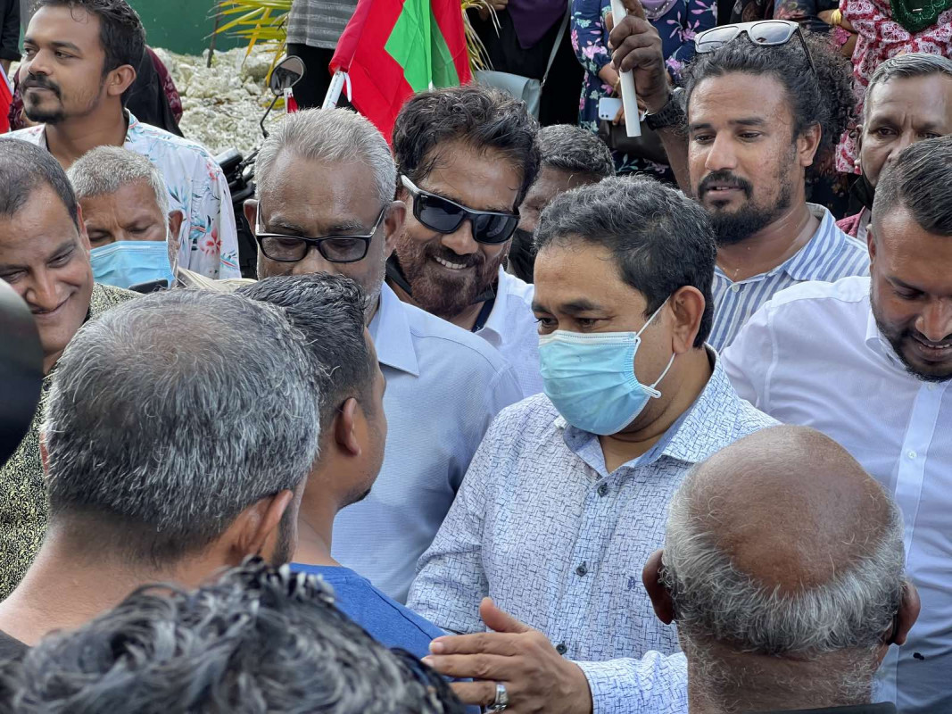 ކުރީގެ ރައީސް އަބްދުﷲ ޔާމީން އަބްދުލްގައްޔޫމްގެ މައްޗަށް އިއްވާފައިވާ 5 އަހަރުގެ ޖަލު ހުކުމް ބާތިލް ކުރުމާއި ގުޅިގެން އެމަނިކުފާނުގެ ސަޕޯޓަރުން އުފާފާޅުކުރަނީ - މި މައްސަލައިގައި ރައީސް ޔާމީނަށް މަނީ ލޯންޑަރިން ގެ ތުހުމަތާއި ގުޅިގެން ޤާނޫނީ އިންޒާރު ދީފައިވާކަން އެނގެން އޮންނަކަމަށާއި، އެ އިންޒާރުގައި ރައީސް ޔާމީން ސޮއި ކުރައްވާފައިވާކަންވެސް އެނގެން އޮންނަކަން ފަނޑިޔާރު މަހާޒް ފާހަގަ ކުރެއްވި - ފޮޓޯ: ރާއްޖެއެމްވީ