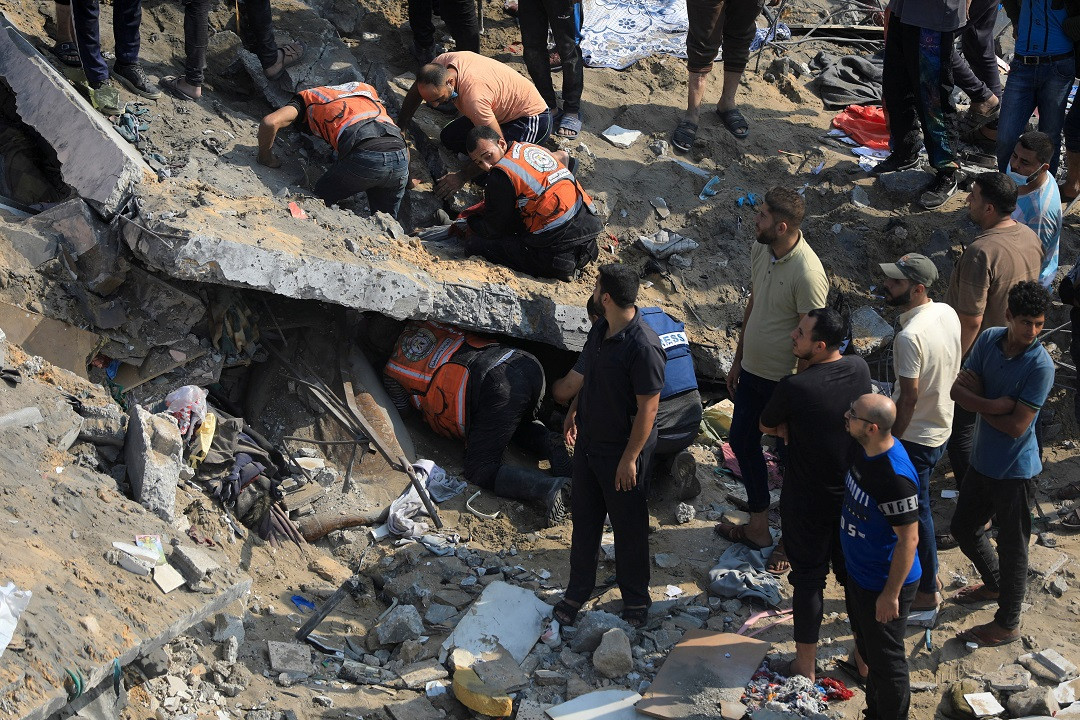 Palestinians search for casualties a day after Israeli strikes on houses in Jabalia refugee camp
