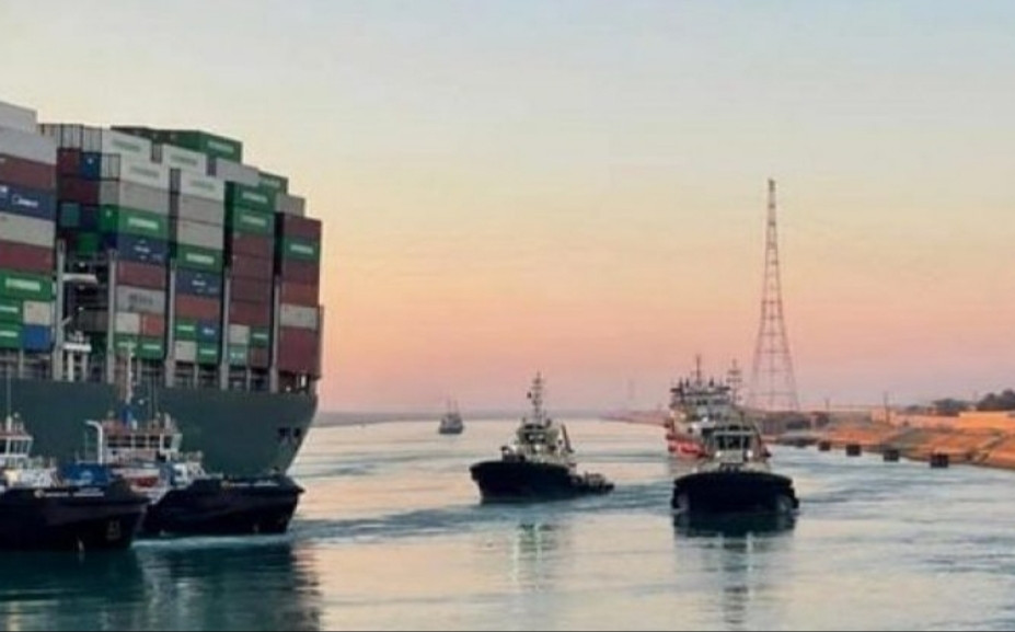 ކޮންޓޭނަރ އާގުބޯޓު "އެވަރ ގިވެން" ފުންކުރުމަށްފަހު ސުއޭޒް ކެނަލްގެ ތެރެއިން ސޯލްޓް ލޭކް ސަރަހައްދަށް ގެންދަނީ.