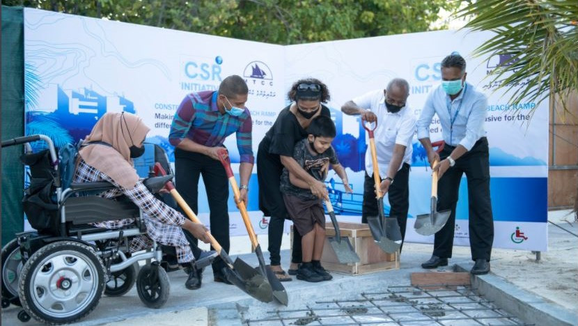 އާޓިފިޝަލް ބީޗުގައި ޕްލޭންކް އެޅުން އިފްތިތާހުކުރުން