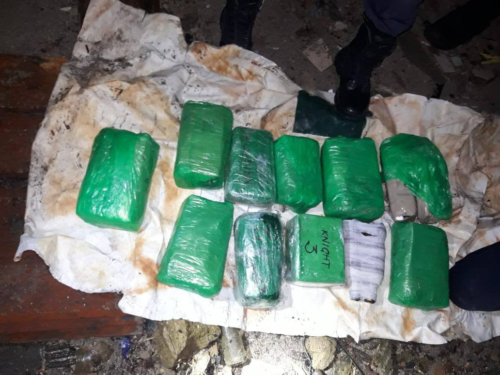 ޖަލަށް ސާމާނުތަކެއް އެތެރެކުރަން އުޅުނު މީހަކު ހައްްޔަރުކޮށް، އަތުލައިގެން ތަކެތި