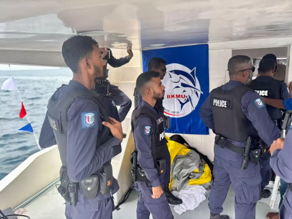 2 ދޯންޏާއި 3 މީހަކު ފުލުހުންގެ ބެލުމުގެ ދަށަށް ވަނީ ގެނެސް، ދޫނިދޫ އަށް ގެންގޮސްފައިވޭ
 - ފޮޓޯ: ރާއްޖެއެމްވީ