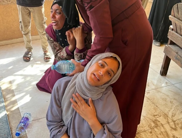 ގާޒާގެ ދެކުނުގެ ޚާން ޔޫނިސްގެ އިރުމަތީ ސަރަހައްދުތަކަށް އިސްރާއީލުން ދިން ހަމަލާތަކުގައި މަރުވި ފަލަސްތީނުގެ މީހުންގެ ގާތްތިމާގެ މީހުން ނާސިރު ހޮސްޕިޓަލުގައި ހިތާމަކުރަނީ