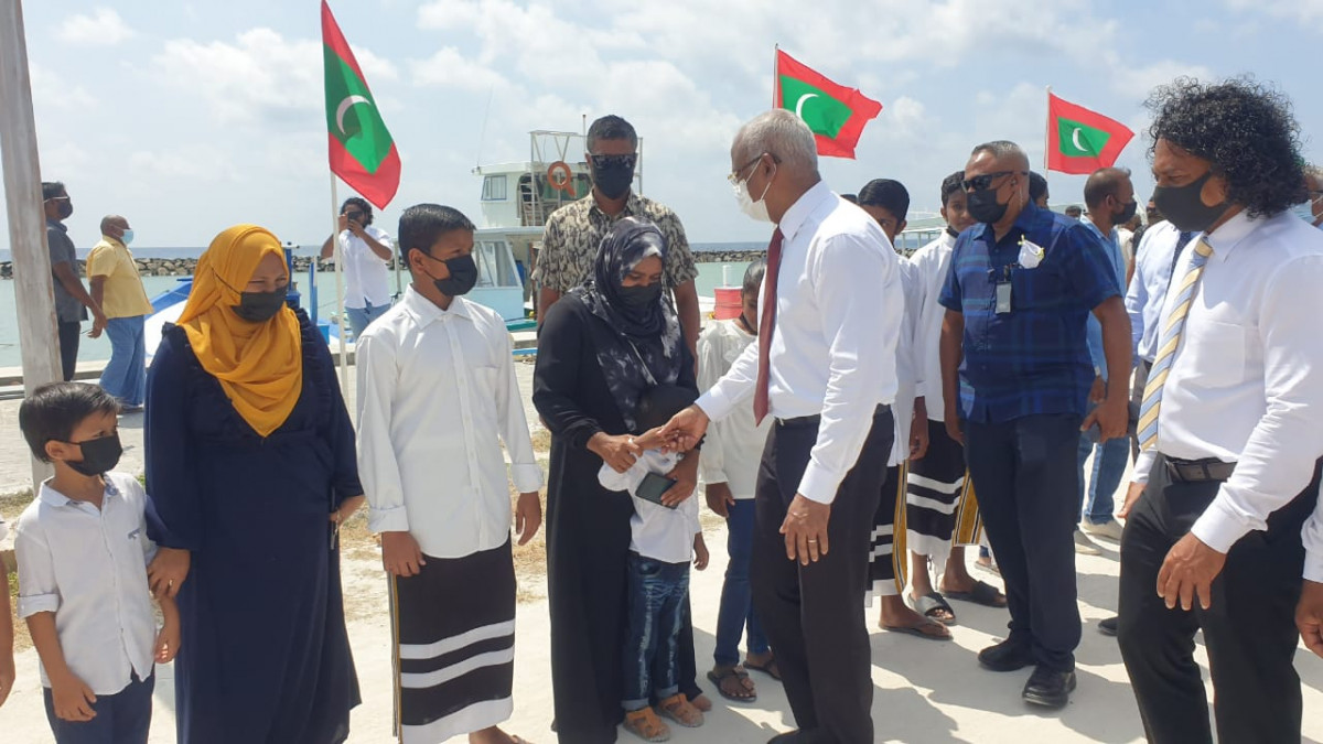 ރައީސް ސާލިހް ޅ. ކުރެންދޫއަށް ވަޑައިގަތުން - ރައީސަށް މަރުހަބާ ދެންނެވުމަށްޓަކައި ބަނދަރު ސަރަހައްދަށް ގޮސް ތިބި އާންމުންނާއި ސަލާމް ކުރައްވަނީ - ފޮޓޯ: ރާއްޖެއެމްވީ