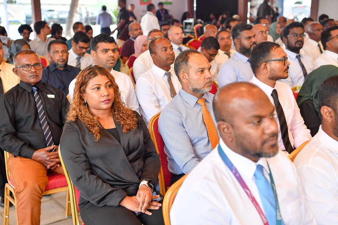 މަސައްކަތް ހަވާލުކޮށްފައިވާ ކުންފުނިކަމަށްވާ ރެނާޓަސް ޕްރޮޖެކްޓްސްގެ ފަރާތުން ސޮއިކުރެއްވީ ޗެއަރމަން، ސެލްވަ ސުންދަރަ - ފޮޓޯ: ރައީސް އޮފީސް