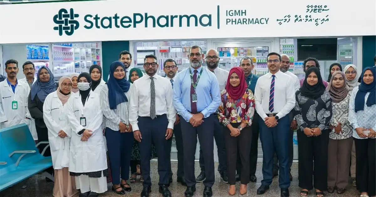 އައިޖީއެމްޗް ގައި ސްޓޭޓް ފާމަސޫޓިކަލް އެންޑް މެޑިކަލް ސަޕްލައި ކޯޕަރޭޝަން ލިމިޓެޑްގެ ބޭސްފިހާރަ އެއް ހުޅުވުމަށް ބޭއްވި ރަސްމިއްޔާތެއްގައި އެކުންފުނީގެ އިސްވެރިން ބައިވެރިވެ ވަޑައިގަންނަވަނީ.