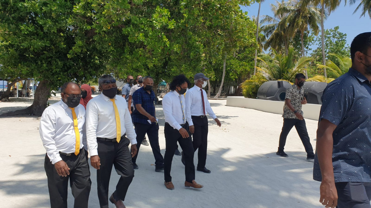 ރައީސް ޅ. އޮޅުވެލިފުށި ސިއްހީ މަރުކަޒަށް ވަޑައިގަތުން - ރައީސް ސިއްހީ މަރުކަޒަށް ވަޑައިގެންފައިވަނީ ރައްޔިތުންނާއި ބައްދަލު ކުރެއްވުމަށްފަހު - ފޮޓޯ: ރާއްޖެއެމްވީ