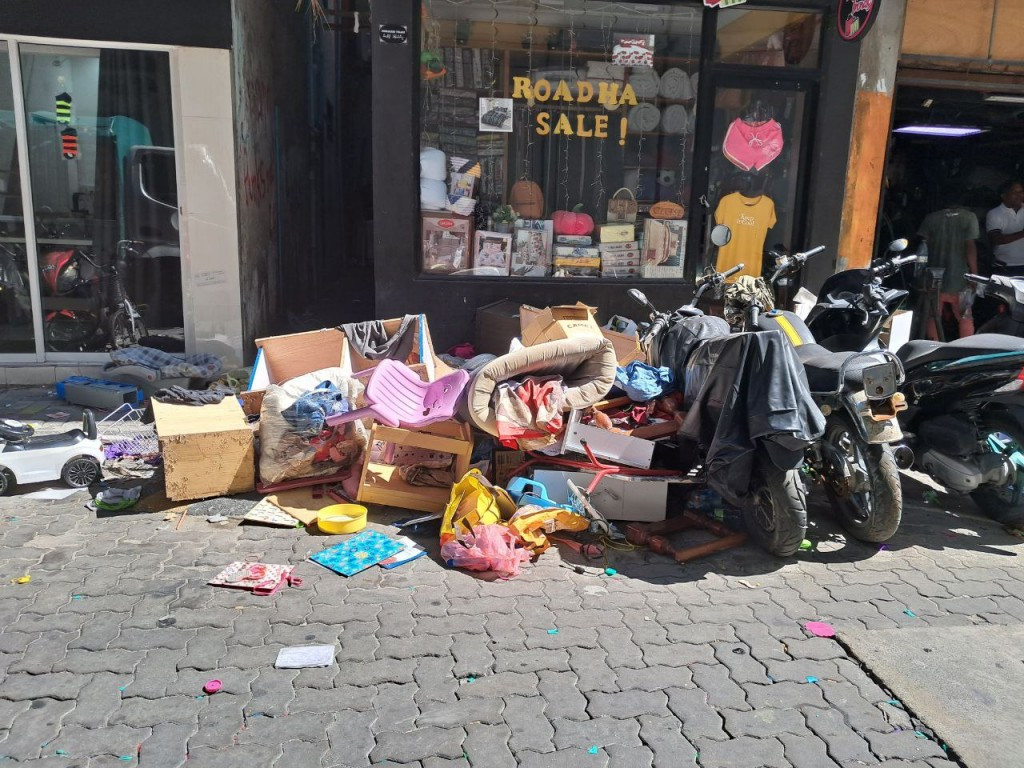 ސަމީރާ ގެންގުޅުނު ހުރިހާ އެއްޗެއް ބޭރަށް އުކާލާފައި