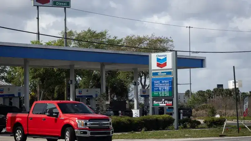 އިޒްރޭލް އާއި އެމެރިކާ އިން އީރާނާ އެކު ކުރަމުންދާ ހަނގުރާމައިގެ ސަބަބުން ތެލާއި ގޭހުގެ އަގުތައް އިންތިހާއަށް އުފުލެމުންދާތީ، ފްލޮރިޑާގެ ޓައިޓަސްވިލްގައި ހުންނަ ފިއުލް ސްޓޭޝަނެއްގައި ތެޔޮ ވިއްކާ އަގުތައް ދައްކައި ދީފައި.