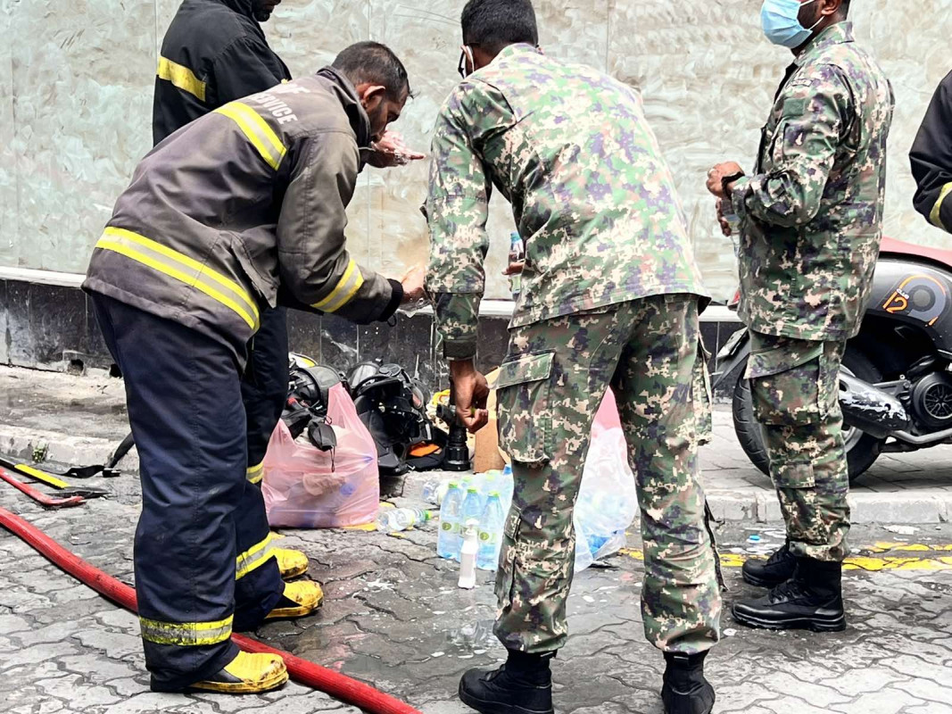 މ. ނިރުފެހިގޭގައި ހިނގި އަލިފާނުގެ ޙާދިސާ - އެ ތަނަކީ ހަނި ސިޑިއަކުން އަރަންޖެހޭ ތަނަކަށްވާއިރު، އެކަމުގެ ސަބަބުންވެސް ފަޔަރ ފައިޓަރުންނަށް ގޮންޖެހުންތައް ކުރިމަތިވި - ފޮޓޯ: ރާއްޖެއެމްވީ