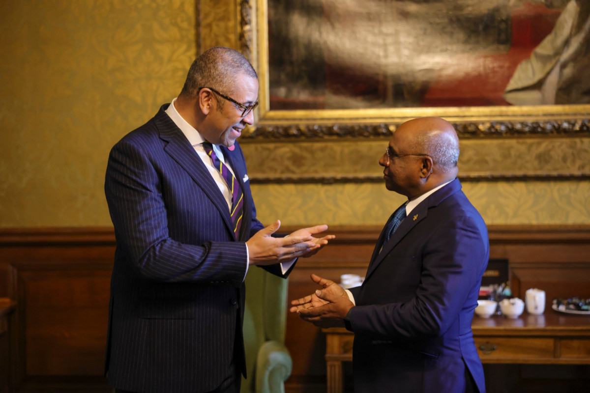 މިނިސްޓަރ ޝާހިދު އިނގިރޭސިވިލާތުގެ ފޮރިން ސެކެޓްރީގެ އަރިހުގައި