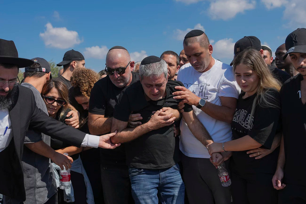 އިޒްރޭލުގެ އަޝްދޯދުގައި ނައޯރު ހަސީދީމްގެ ޖަނާޒާގައި އޭނާގެ ގާތް ތިމާގެ މީހުން އޭނާގެ މަހާނަ ވަށައިގެން ހިތާމަ ފާޅުކުރަނީ.---ފޮޓޯ: އޭޕީ