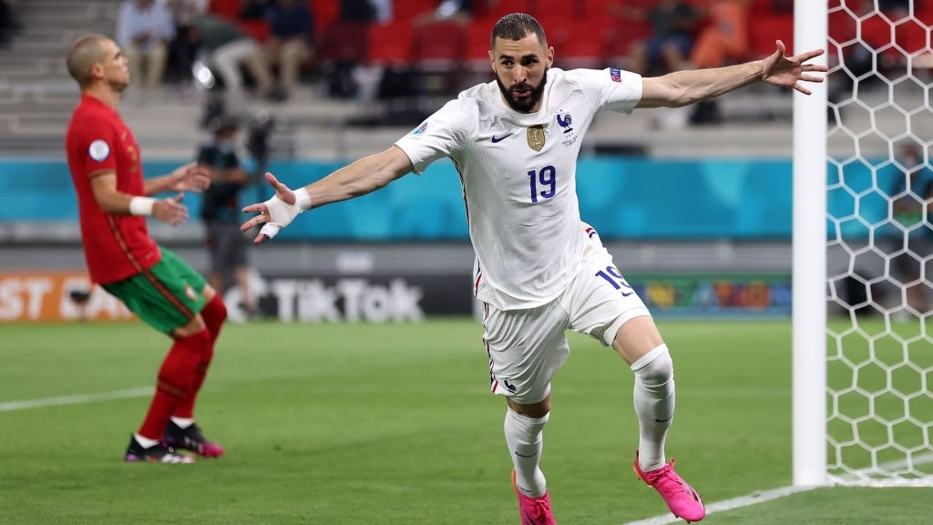 ޕޯޗުގަލާއި ފްރާންސް ބައްދަލުކުރި މެޗުގެ ތެރެއިން ފްރާންސްގެ ތަޖުރިބާކާރު ފޯވާޑް ކަރިމް ބެންޒެމާ ލަނޑު ޖެހުމަށްފަހު އުފާފާޅު ކުރަނީ - ފޮޓޯ: ގެޓީ އިމޭޖަސް 