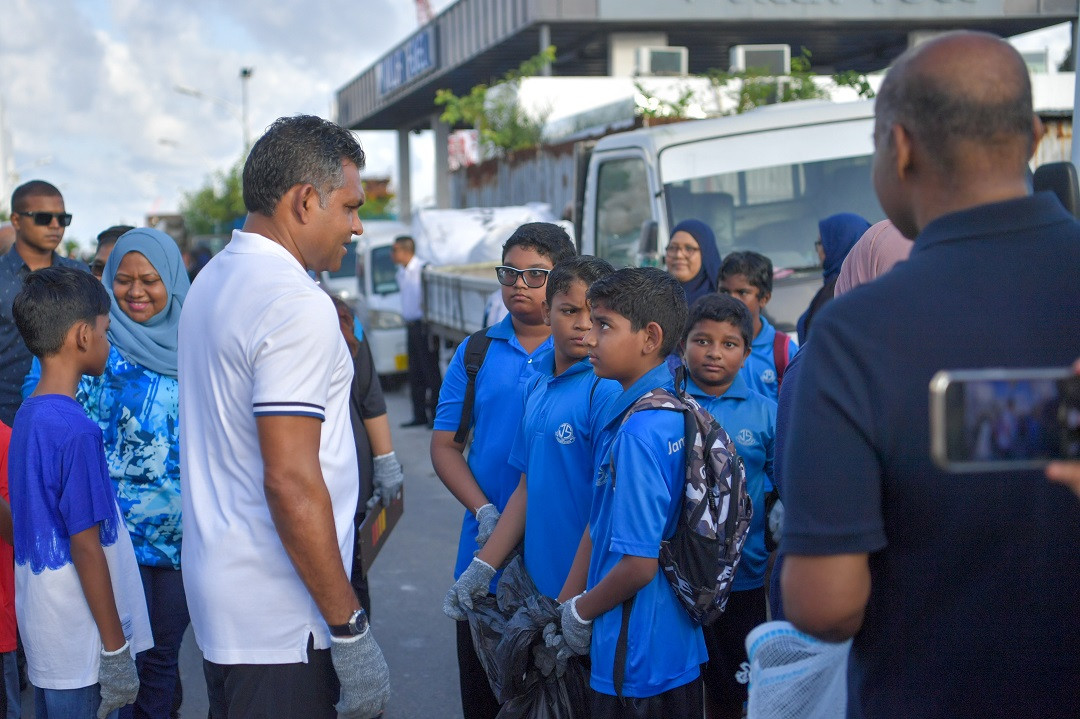ދުނިޔޭގެ ކަނޑުތަކުގެ ދުވަސް ފާހަގަކުރުމަށް ޤައުމީ ފެންވަރުގައި ބޭއްވި ސާފުކުރުމުގެ ހަރަކާތުގައި ނައިބު ރައީސް ބައިވެރިވެވަޑައިގެންނެވުން - ފޮޓޯ: ރައީސް އޮފީސް