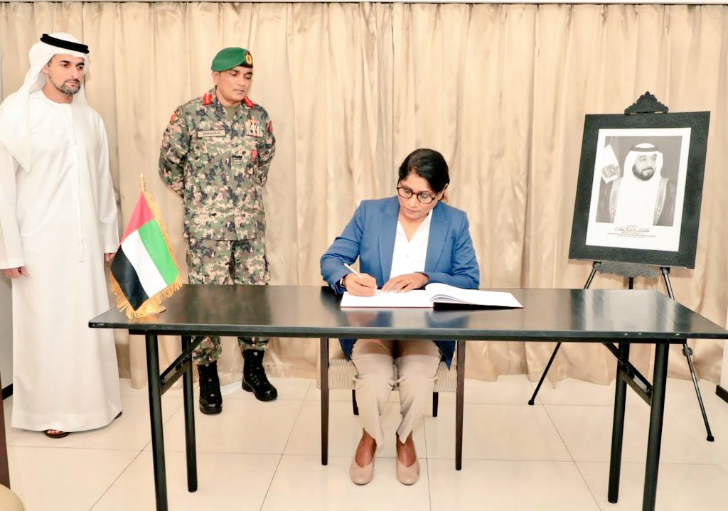 Minister of Defence Mariya Didi signing the Book of Condolence in honour of the late President of the UAE and Ruler of Abu Dhabi Sheikh Khalifa bin Zayed Al Nahyan