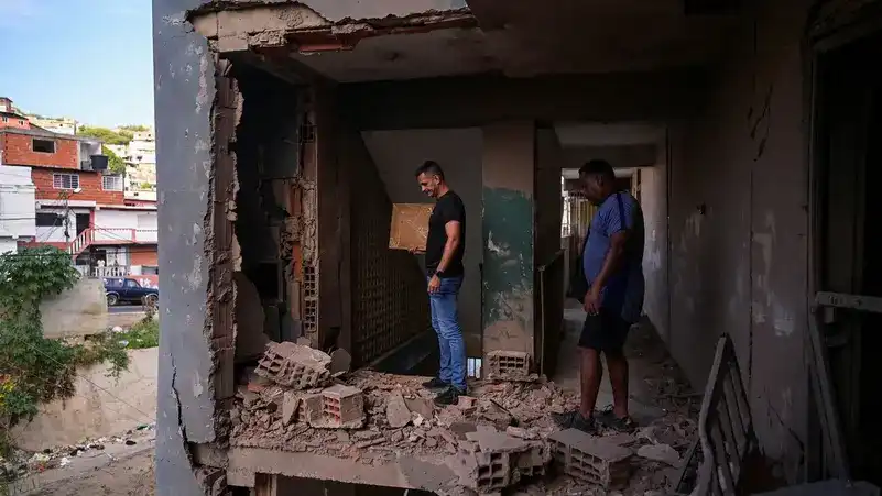 އެމެރިކާ އިން ވެނެޒުއެލާ އަށް ދިން ހަމަލާ ގައި ގެއްލުން ލިބިފައިވާ އެޕާޓްމަންޓް އިމާރާތެއް ބަޔަކު ބަލަނީ