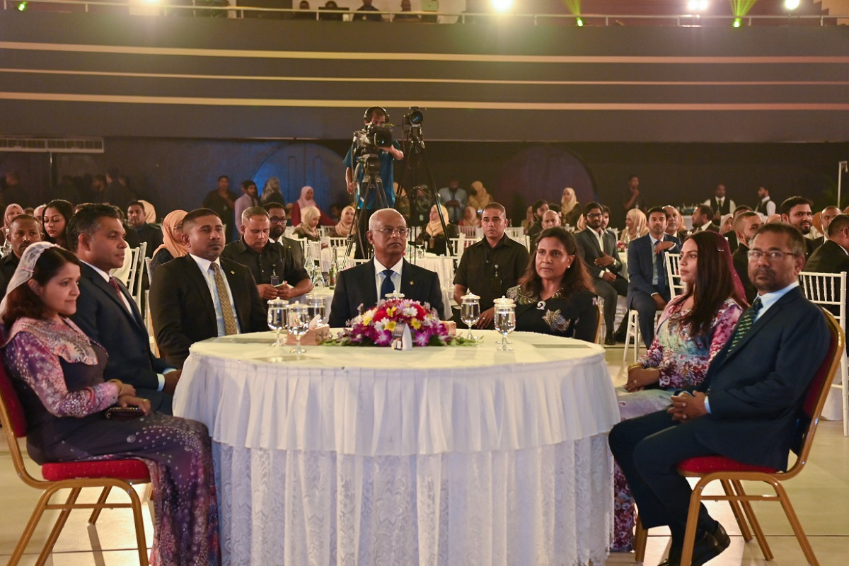 ބުރާސްފަތި ދުވަހުގެ ރޭ އޮތް ސިވިލް ސޮސައިޓީ އެވޯޑްސް ޙަފުލާގައި ރައީސްގެ ދެކަނބަލުން - ފޮޓޯ: ރައީސް އޮފީސް