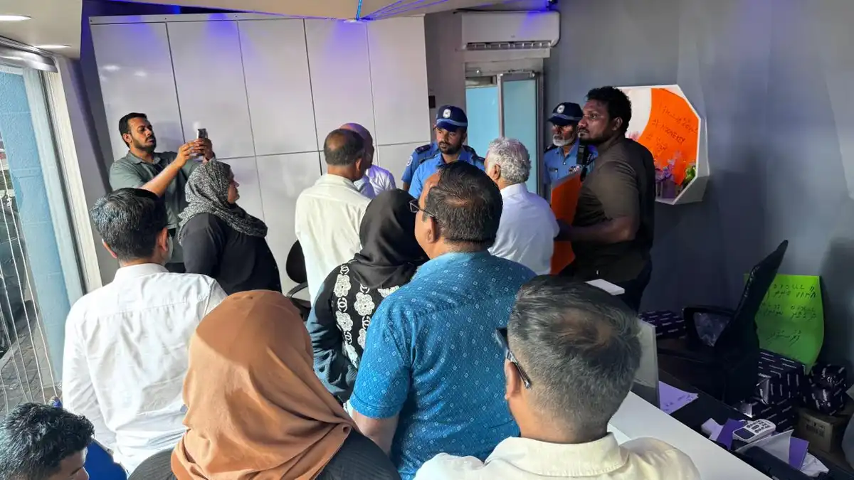 ޕީއެސްއެމްގެ ވެރިންނާ ބައްދަލުކުރަން ދިއުމުން ރިސެޕްޝަންގެ ކަރަންޓް ކަނޑާލައި އޭސީތައް ނިއްވާލައި، ދާން އަންގައިފި