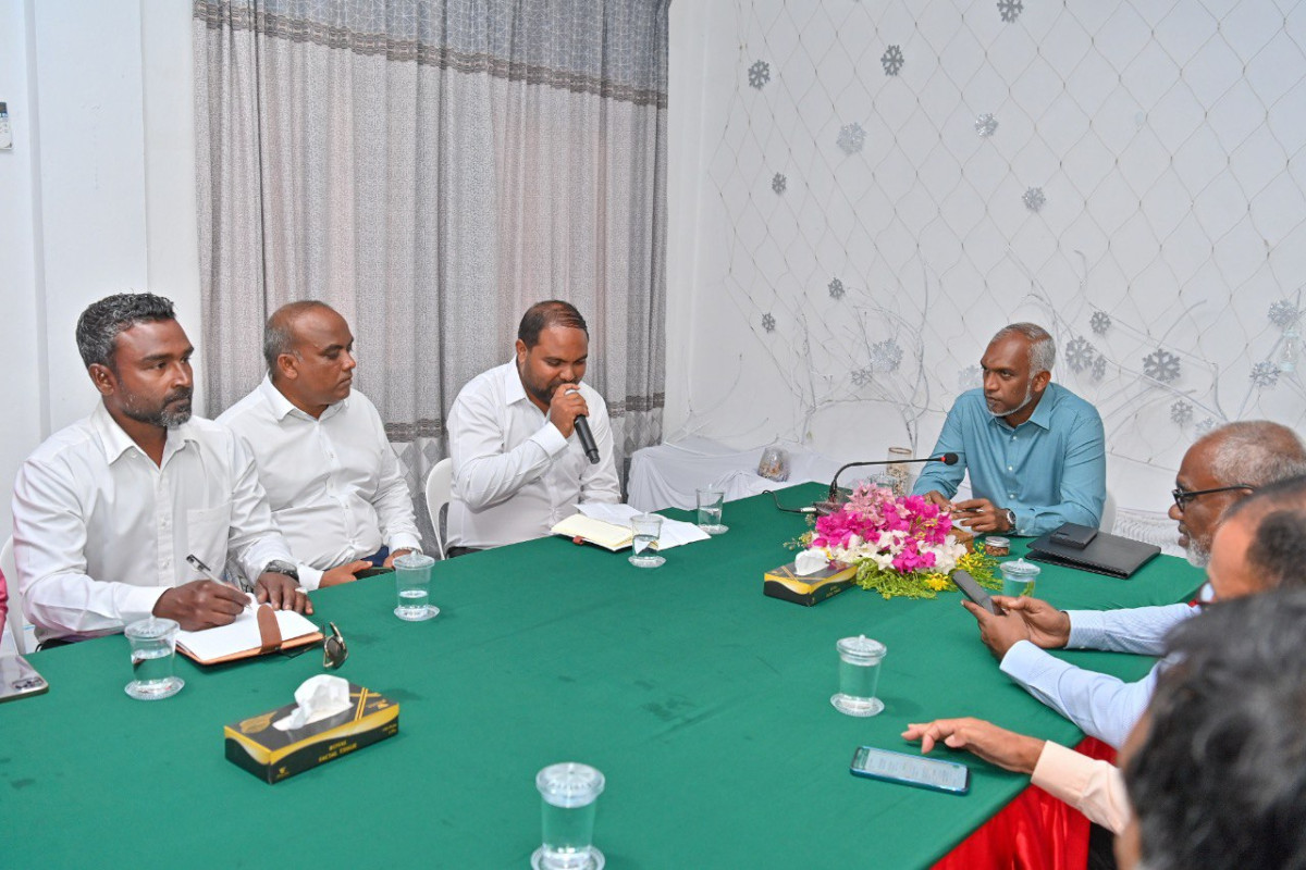 ފެބްރުއަރީ 2024 ގައި ޑރ. މުއިއްޒު އިހަވަންދޫ އަށް ކުރެއްވި ދަތުރުފުޅުގައި ކައުންސިލް މެމްބަރުންނާ ބައްދަލު ކުރައްވަނީ