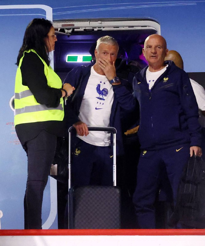 ފްރާންސް ޓީމުގެ ކޯޗު ފްލައިޓުން ފައިބަނީ: ފޮޓޯ - ރޮއިޓާސް