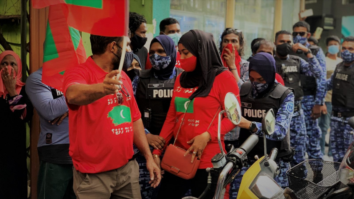 އިދިކޮޅު ކޯލިޝަނުން ހުކުރު ދުވަހު ކުރިޔަށް ގެންދިޔަ މުޒާހަރާގެ ތެރެއިން