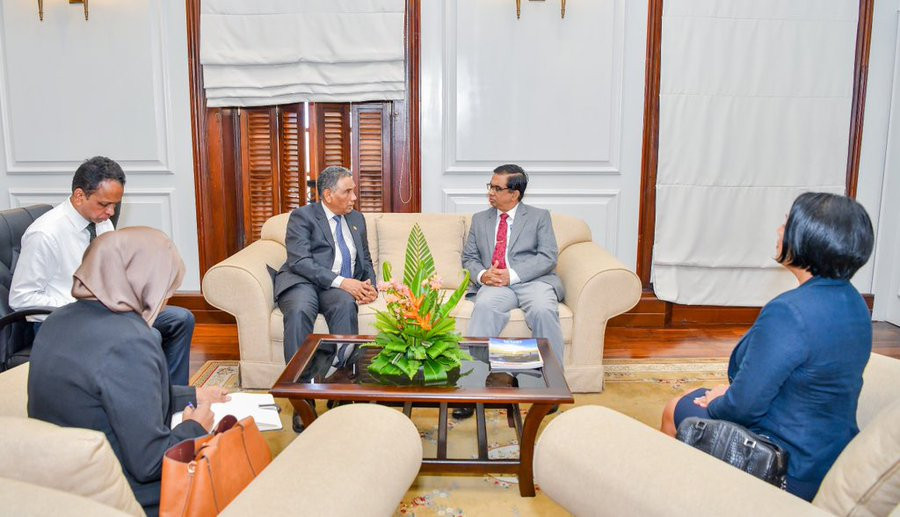 ލަންކާ ރައީސްގެ ސެކްރެޓަރީ ނަންދިކާ ސަނަތު ކުމަނަޔަކެ (ކ) އާއި ރާއްޖޭގެ ހައިކޮމިޝަނަރ މަސްއޫދު އިމާދު ގެ ބައްދަލުވުމުގެ ތެރެއިން