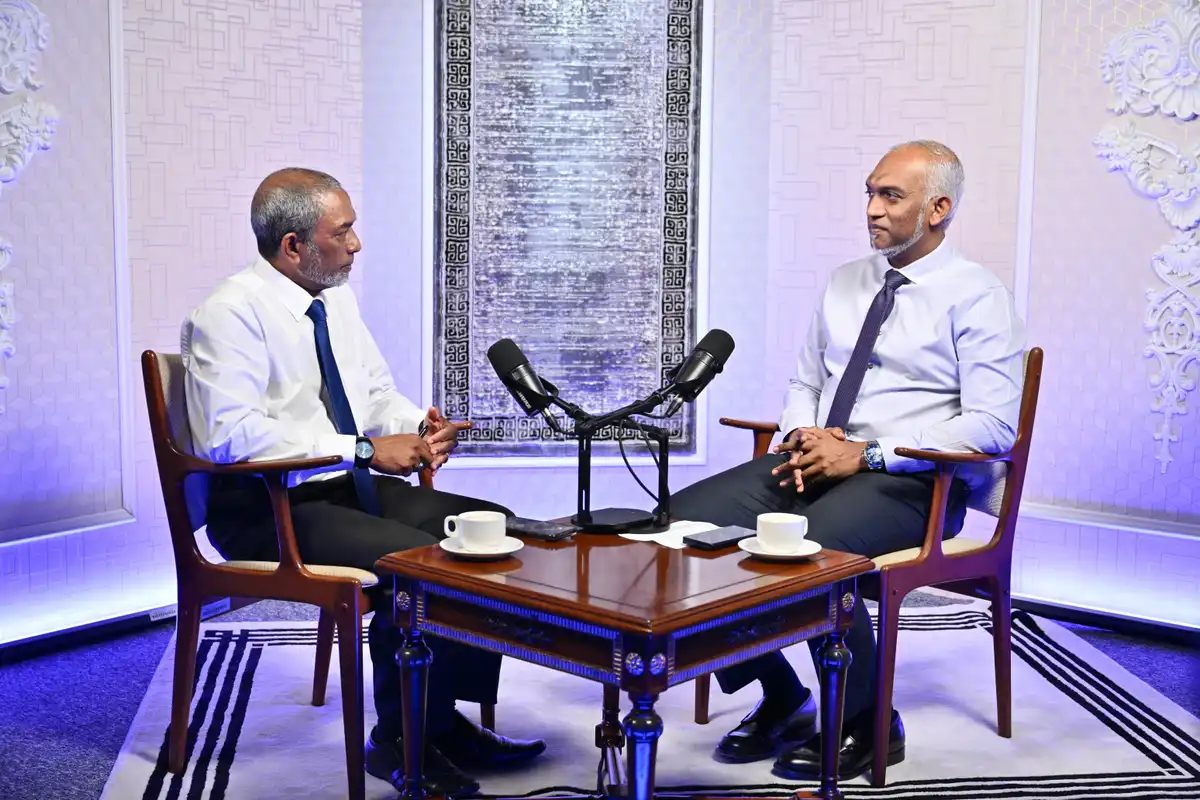 ޕަބްލިކް ސާވިސް މީޑިއާ (ޕީއެސްއެމް) ގެ މެނޭޖިންގ ޑިރެކްޓަރު އަޙްމަދު ޝަކީބު، ރައީސުލްޖުމްހޫރިއްޔާ ޑރ. މުޙައްމަދު މުޢިއްޒުއާއެކު ޕޮޑްކާސްޓެއް ކުރިއަށް ގެންދަވަނީ