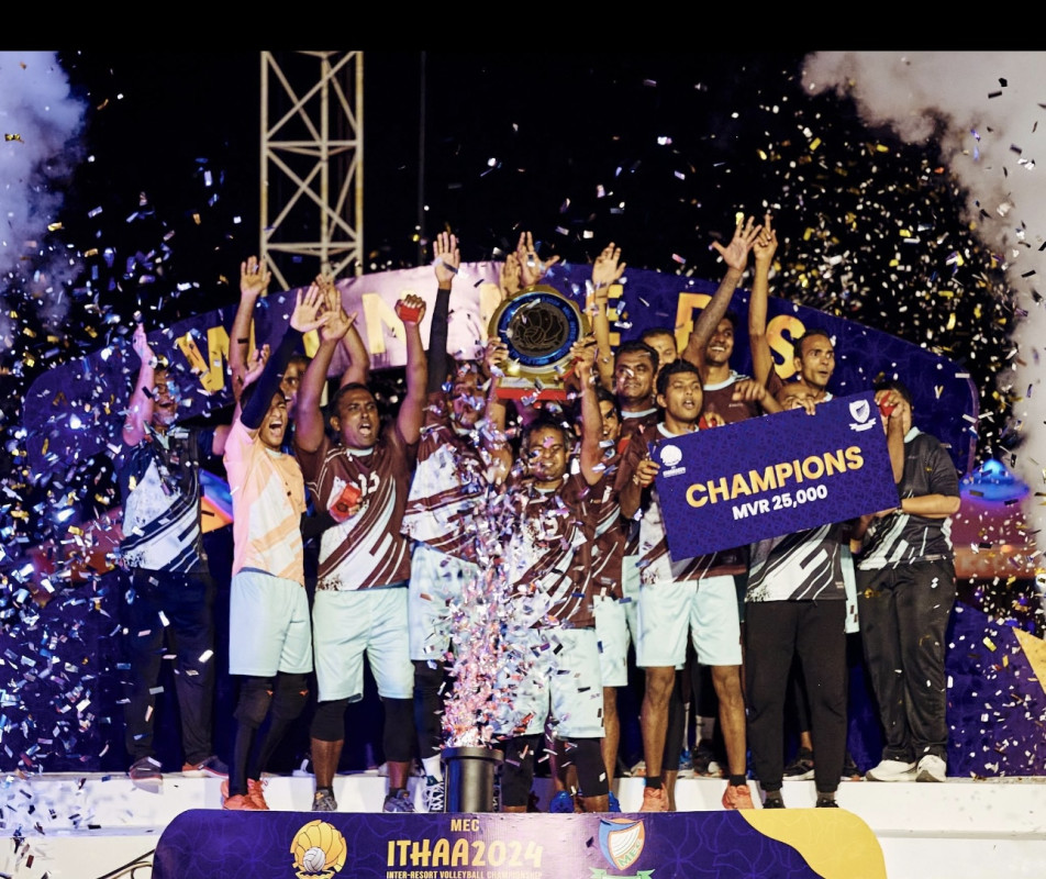 ޗެމްޕިއަން ޖޯލި ބީން ޝީލްޑް އުފުލާލަނީ