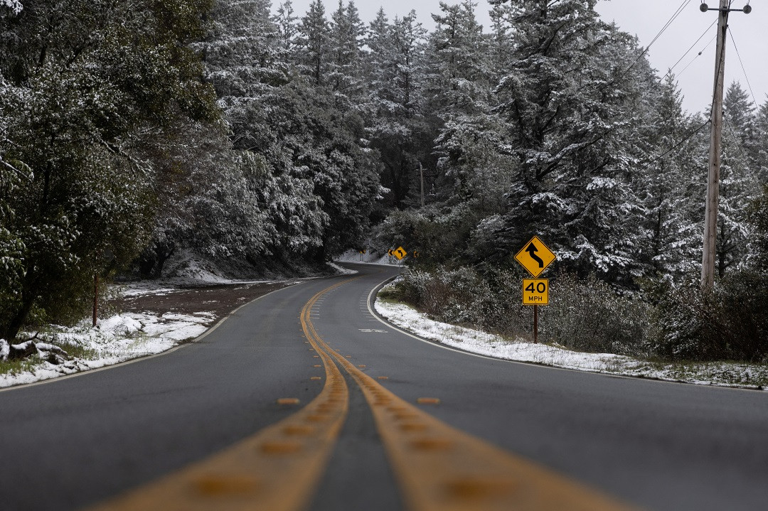 އެމެރިކާގެސެންފްރެންސިސްކޯގެ މަގެއް، މަގުގެ އެކި ހިސާބުތަކަސް ސްނޯ ފައިބާފައި - ފޮޓޯ: ރޮއިޓަރސް