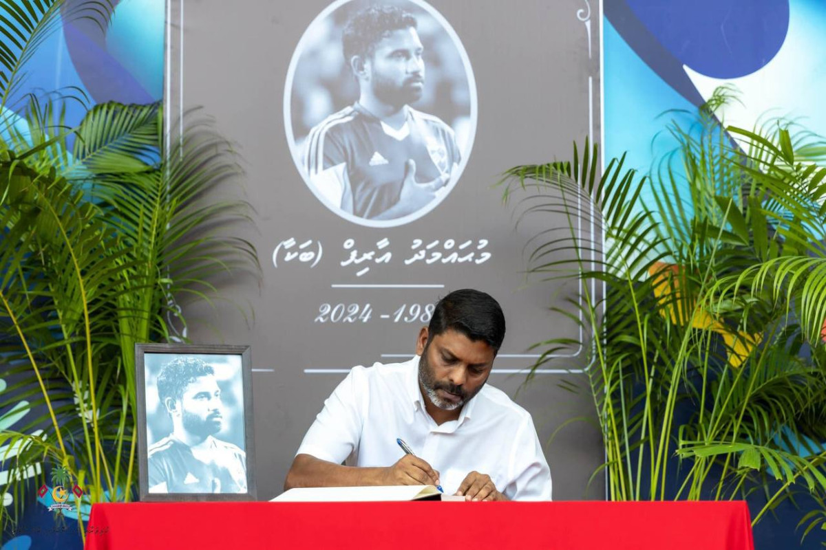 ބަކާގެ ތައުޒިޔާގެ ދަފްތަރުގައި ކުޅިވަރު ވަޒީރު ރާފިއު ސޮއި ކުރައްވަނީ