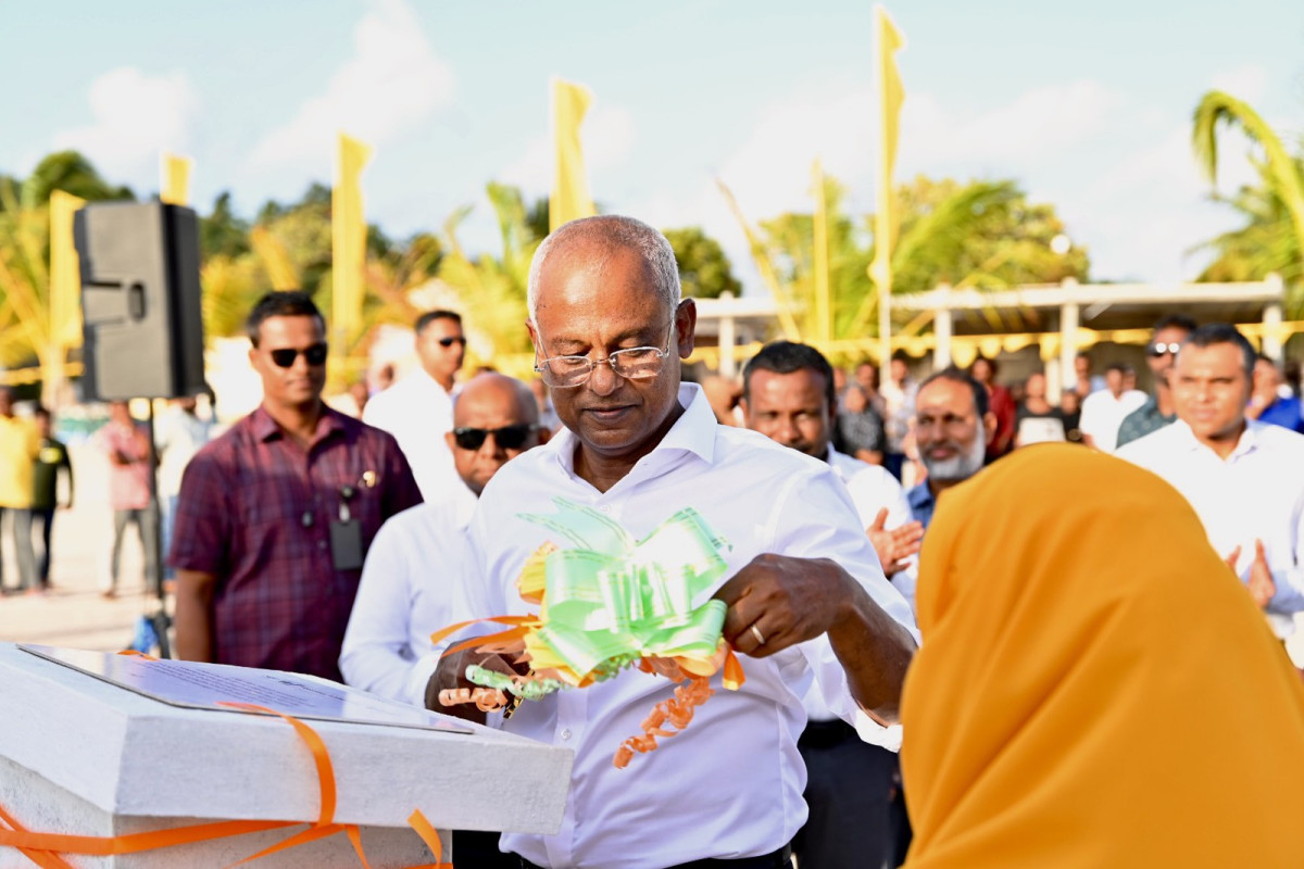 ރައީސް ޞާލިޙު ށ. އަތޮޅަށް ކުރައްވާ ދަތުރުފުޅު - ފޯކައިދޫ އަށް ވަޑައިގަތުން - ބަނދަރު ނިމުން ފާހަގަކޮށްދެއްވައި، ރައީސް ބަނދަރު ރަސްމީކޮށް ހުޅުއްވައިދެއްވަނީ - ފޮޓޯ: އެމްޑީޕީ