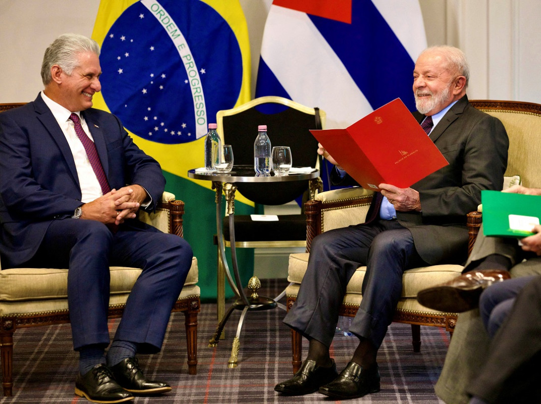 ބްރެޒިލްގެ ރައީސް ލުއިޒް އިނާސިއޯ ލޫލާ ޑަ ސިލްވާ އަދި ކިއުބާގެ ރައީސް މިގުއެލް ޑިއޭޒް ކަނެލް